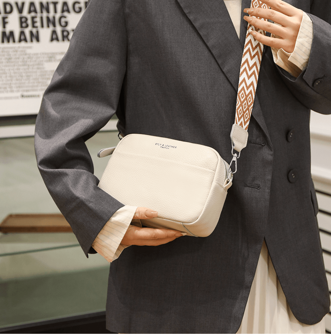 Elegante bruine leren crossbody damestas met verstelbare riem, perfect voor dagelijks gebruik; stijlvol en functioneel design