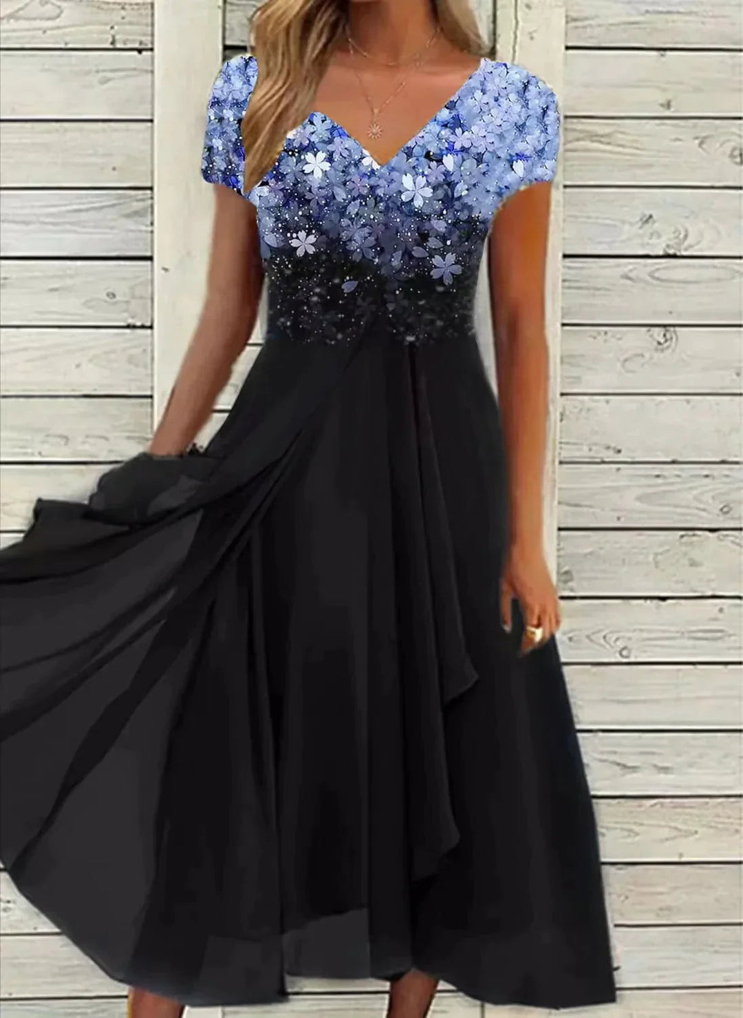 "Elegante chiffon damesjurk in fauve kleur met uniek design, perfect voor speciale gelegenheden, tijdloos en stijlvol."