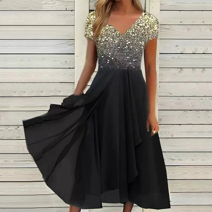 "Elegante chiffon damesjurk in fauve kleur met uniek design, perfect voor speciale gelegenheden, tijdloos en stijlvol."