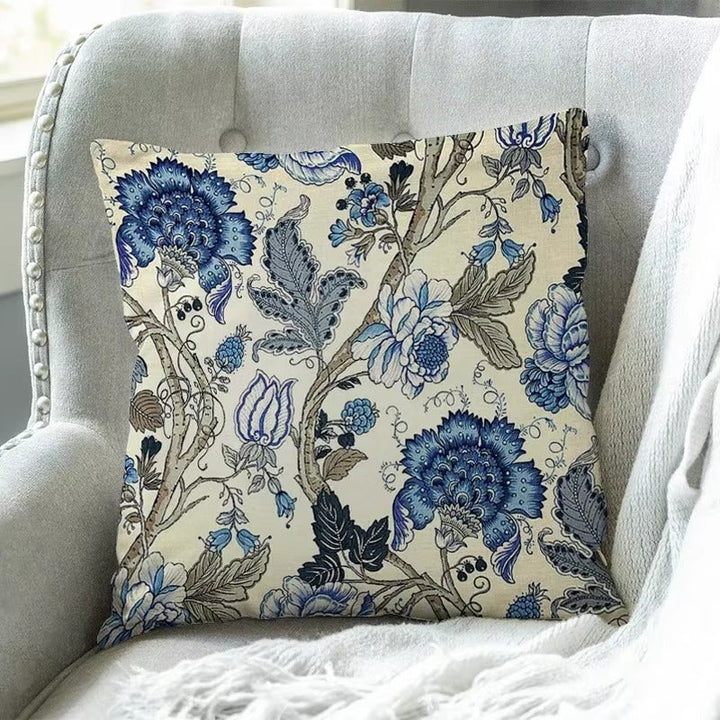 "Elegante CoastalBloom kussenhoes met bloemmotief, past in elk interieur, biedt comfort en bescherming tegen slijtage."
