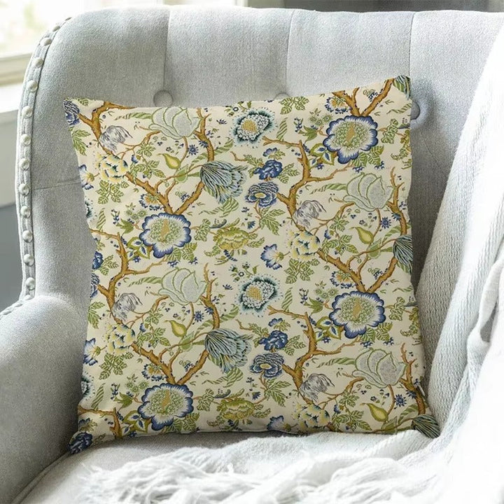 "Elegante CoastalBloom kussenhoes met bloemmotief, past in elk interieur, biedt comfort en bescherming tegen slijtage."