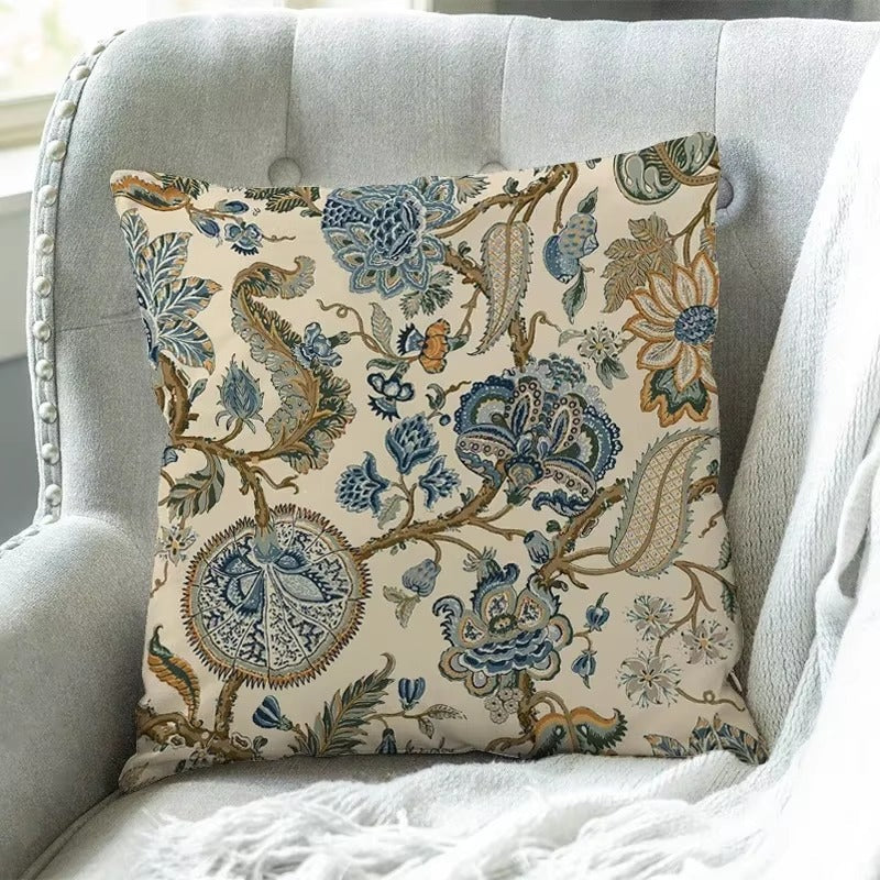 "Elegante CoastalBloom kussenhoes met bloemmotief, past in elk interieur, biedt comfort en bescherming tegen slijtage."