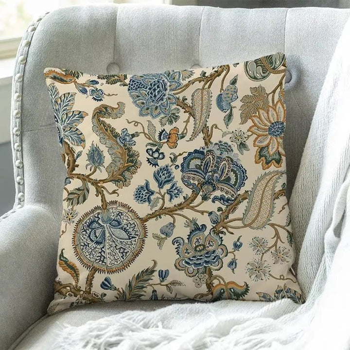 "Elegante CoastalBloom kussenhoes met bloemmotief, past in elk interieur, biedt comfort en bescherming tegen slijtage."