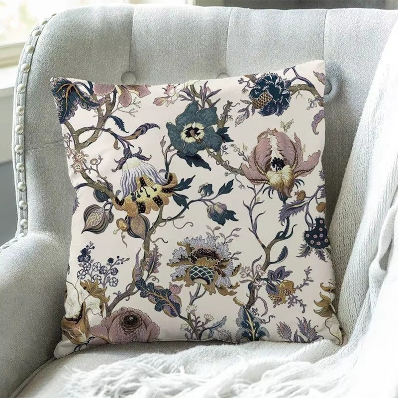 "Elegante CoastalBloom kussenhoes met bloemmotief, past in elk interieur, biedt comfort en bescherming tegen slijtage."
