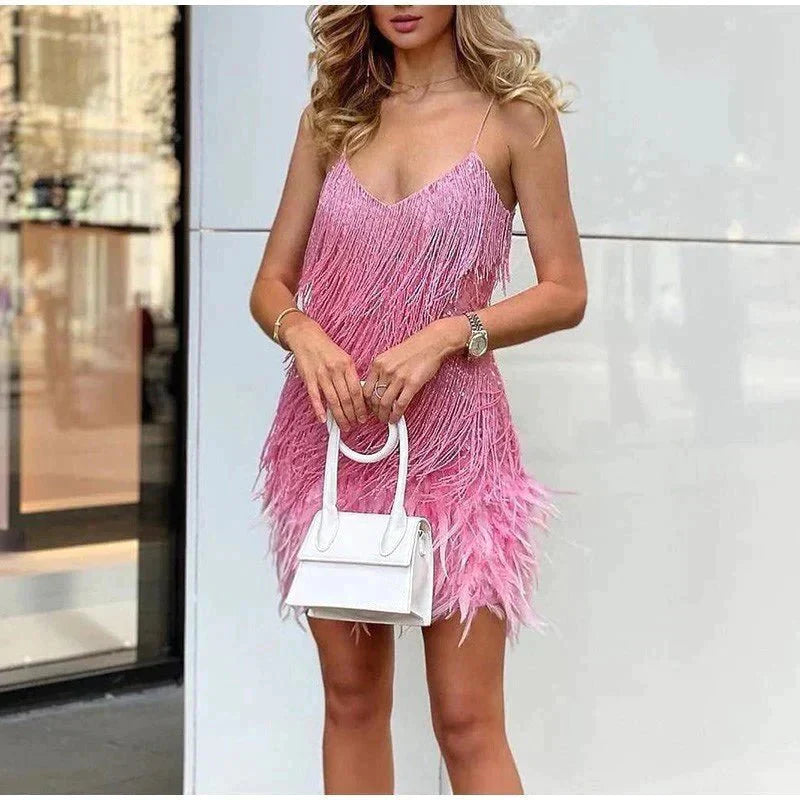 "Elegante cocktailjurk met franjes en veertjes, perfect voor feestjes, met aansluitende pasvorm en uitlopende rok."