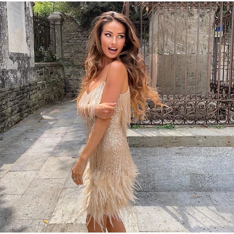 "Elegante cocktailjurk met franjes en veertjes, perfect voor feestjes, met aansluitende pasvorm en uitlopende rok."