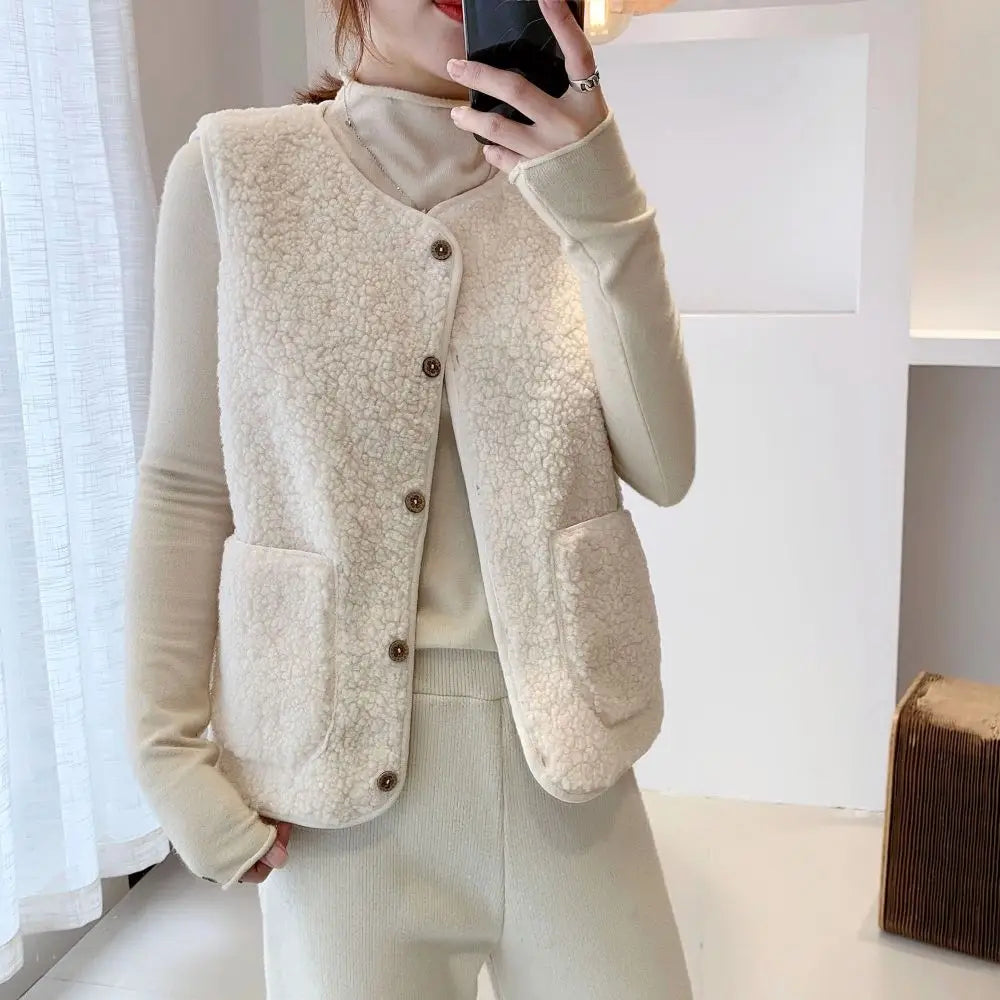 "Elegante dames fleece vest met knoopsluiting en zakken, beige, mouwloos, ideaal voor herfst en winter."