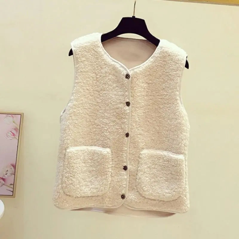 "Elegante dames fleece vest met knoopsluiting en zakken, beige, mouwloos, ideaal voor herfst en winter."