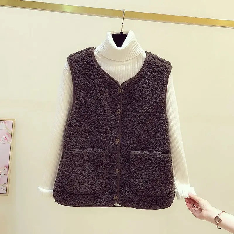 "Elegante dames fleece vest met knoopsluiting en zakken, beige, mouwloos, ideaal voor herfst en winter."