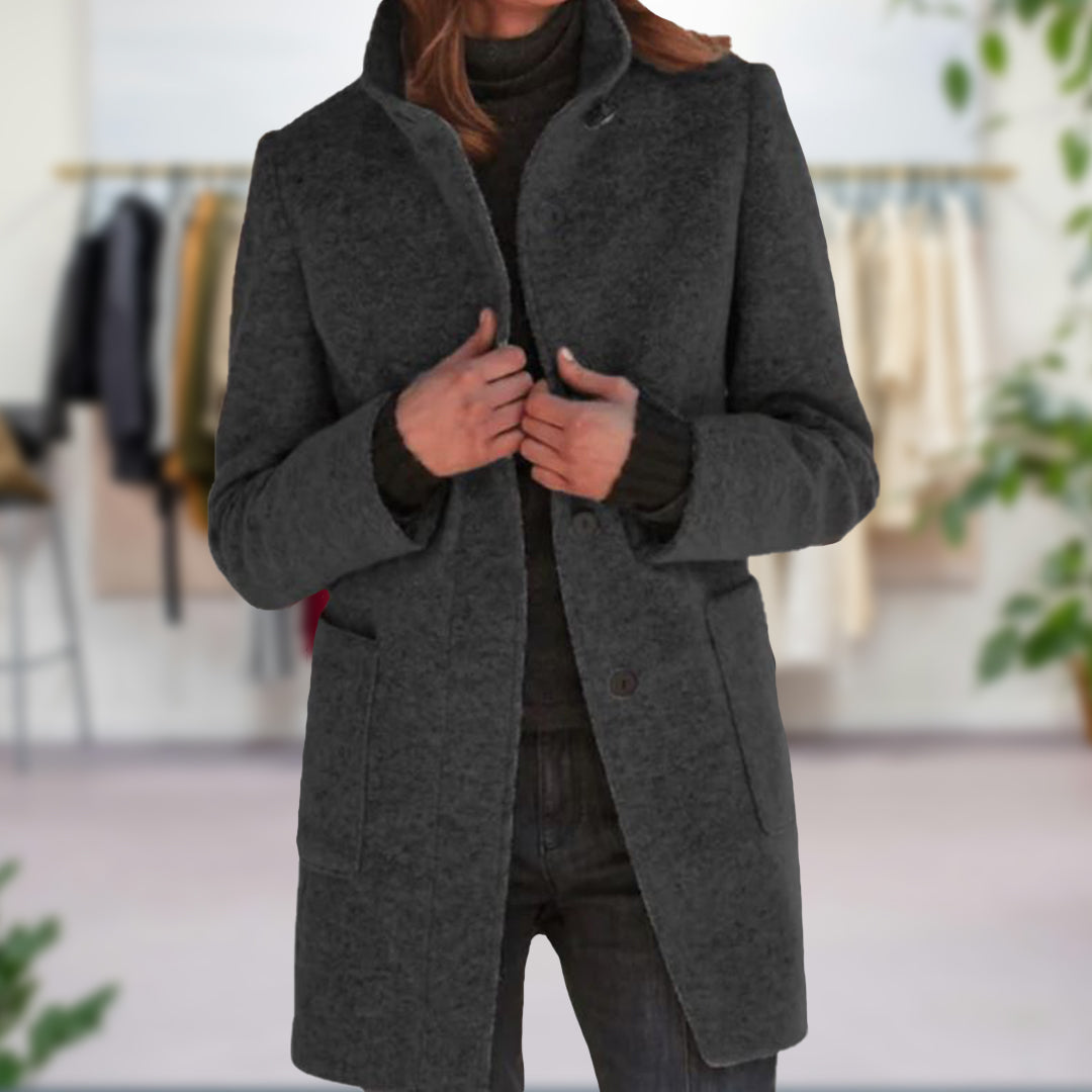 "Elegante dames herfstjas in grijze tint, biedt superieure warmte en stijlvolle afwerking voor koude dagen."