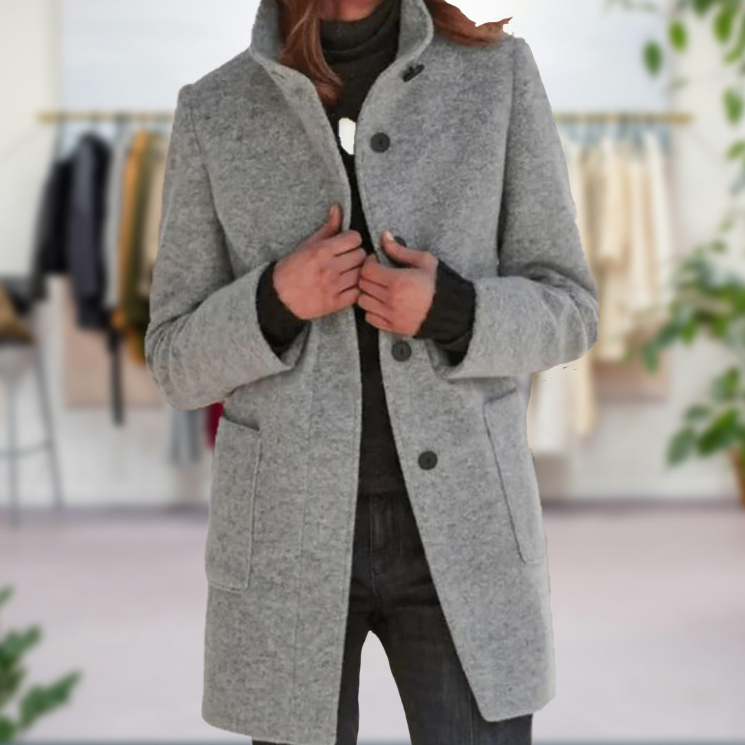 "Elegante dames herfstjas in grijze tint, biedt superieure warmte en stijlvolle afwerking voor koude dagen."