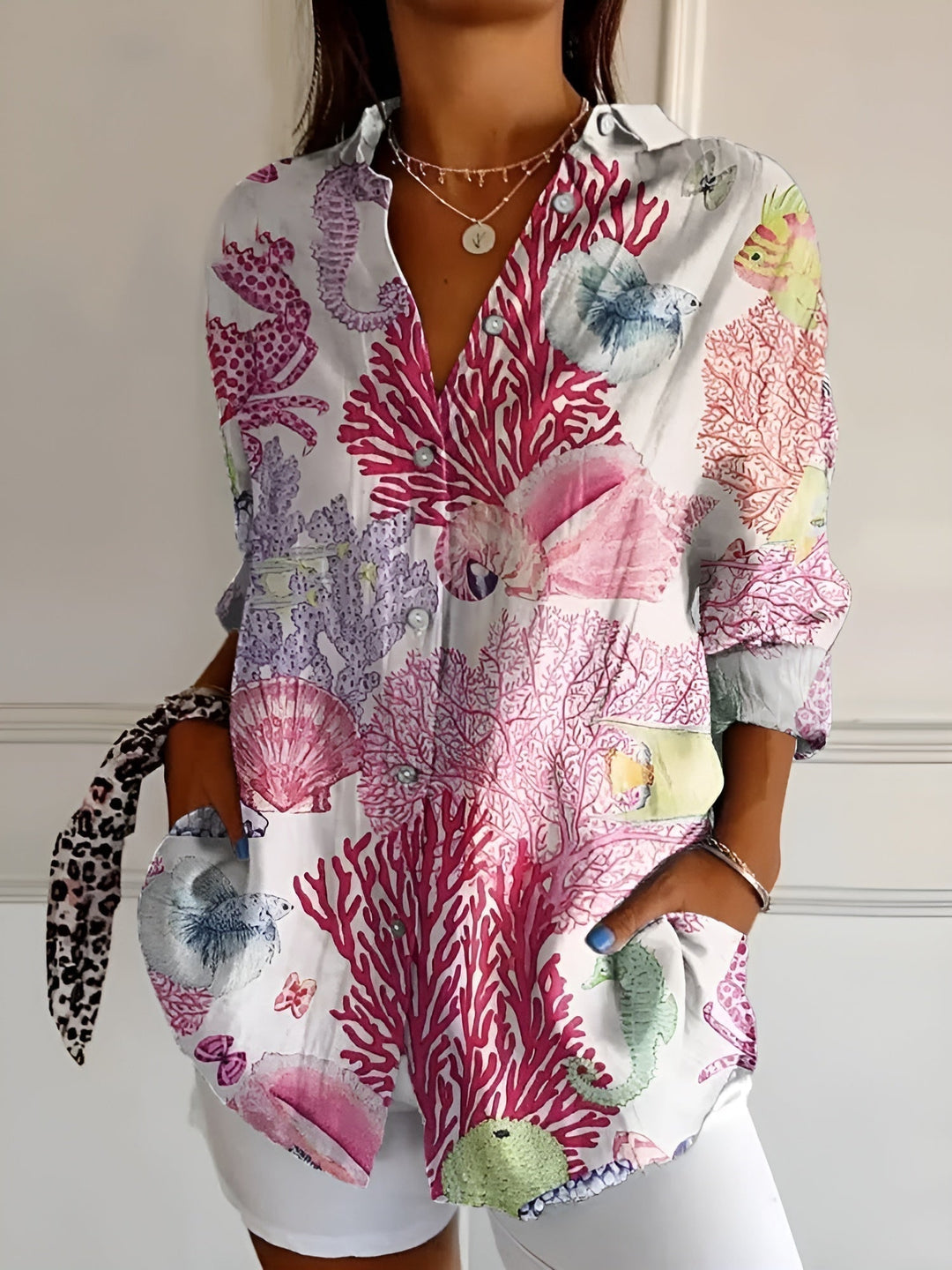 "Elegante dames katoen shirt met knopen, ademend en stijlvol, perfecte balans voor casual en formele gelegenheden."
