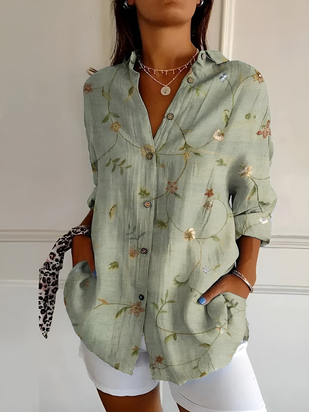 "Elegante dames katoen shirt met knopen, ademend en stijlvol, perfecte balans voor casual en formele gelegenheden."