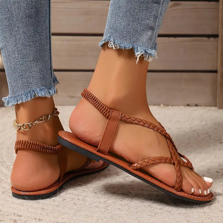 "Elegante dames sandalen, verstelbare bandjes, ergonomisch voetbed, lichtgewicht, beschikbaar in bruin, goud, wit en zwart."