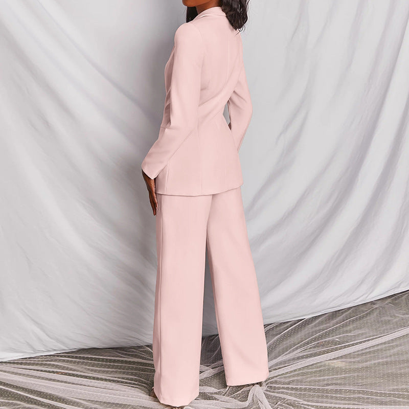"Elegante dames set van pantalon en blazer met strak design voor moderne uitstraling en tijdloze kledingstijl."