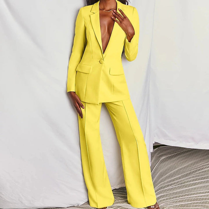 "Elegante dames set van pantalon en blazer met strak design voor moderne uitstraling en tijdloze kledingstijl."