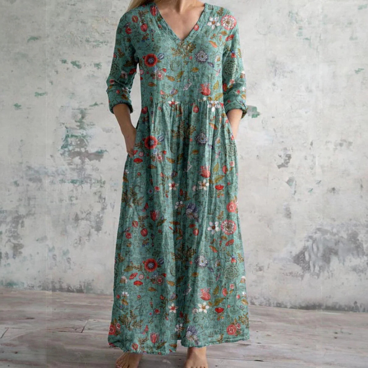 "Elegante dames zomerjurk met levendige bloemenprint, luchtige stof, voorzijde weergave, ideaal voor warme dagen."