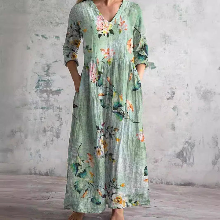 "Elegante dames zomerjurk met levendige bloemenprint, luchtige stof, voorzijde weergave, ideaal voor warme dagen."