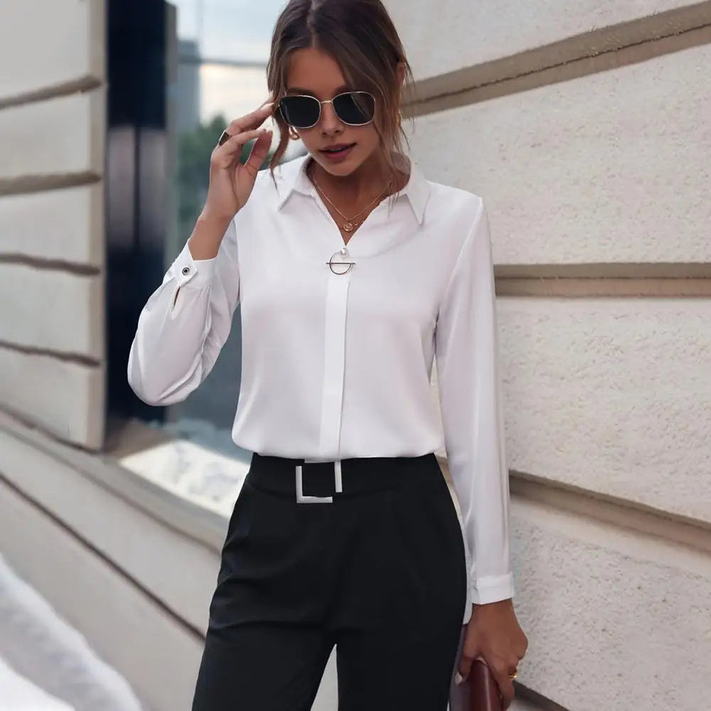 "Elegante damesblouse met klassieke omgeslagen kraag en lange mouwen in effen chiffon, veelzijdig en tijdloos design."
