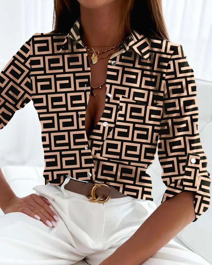 Elegante damesblouse met luxe print, lichte stof, ideaal voor formele gelegenheden, beschikbaar in meerdere kleuren.