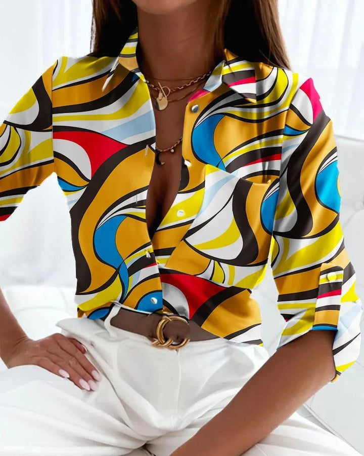 Elegante damesblouse met luxe print, lichte stof, ideaal voor formele gelegenheden, beschikbaar in meerdere kleuren.