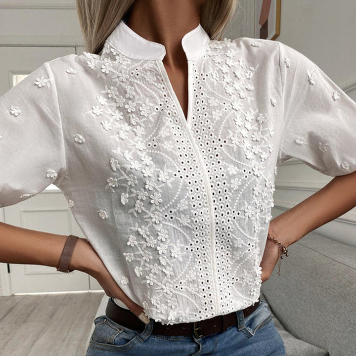 "Elegante damesblouse wit, zacht en ademend, perfect voor dagelijks en formeel gebruik met tijdloze stijlvolle pasvorm."