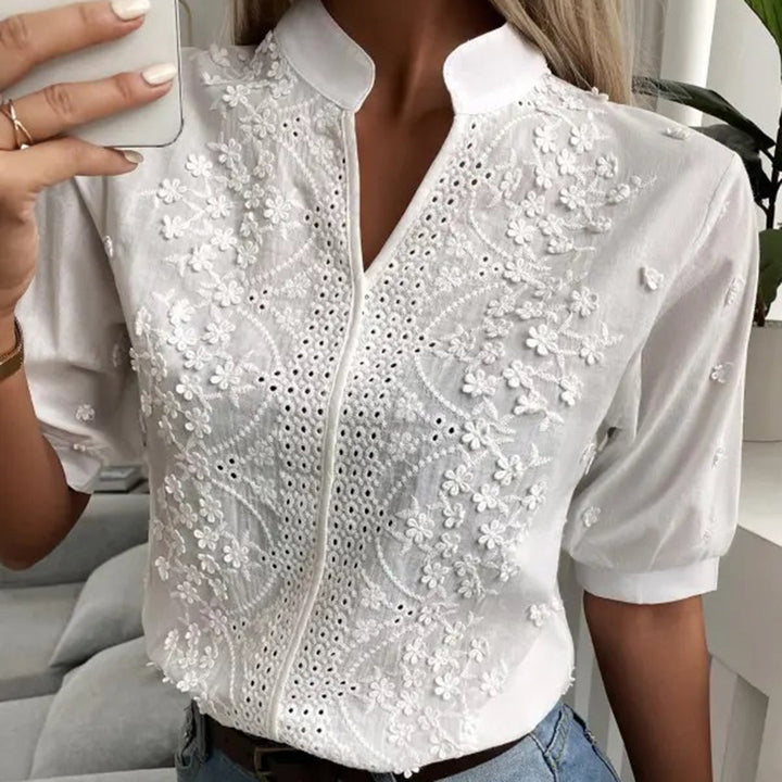 "Elegante damesblouse wit, zacht en ademend, perfect voor dagelijks en formeel gebruik met tijdloze stijlvolle pasvorm."