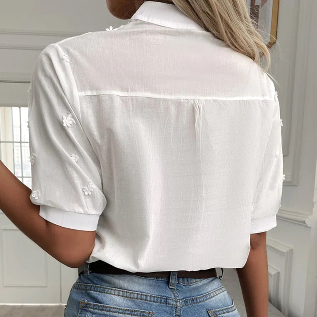 "Elegante damesblouse wit, zacht en ademend, perfect voor dagelijks en formeel gebruik met tijdloze stijlvolle pasvorm."