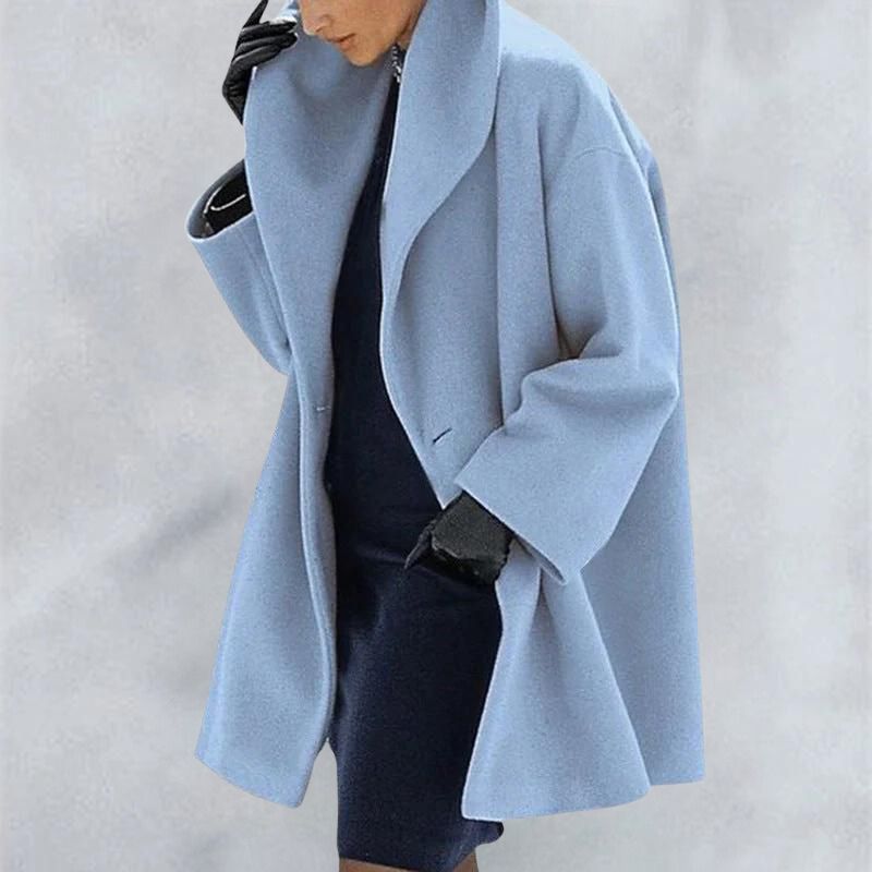 "Elegante damesjas met strak silhouet en zachte voering, veelzijdig te stylen voor koude dagen en speciale gelegenheden."