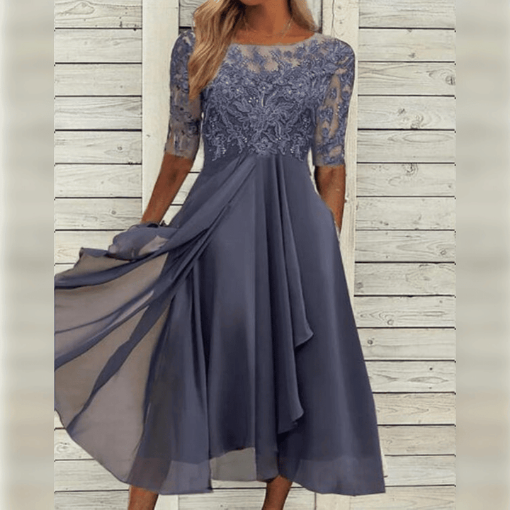 "Elegante damesjurk Liv in tijdloze stijl, voorkant zichtbaar, comfortabele pasvorm met subtiele accenten, ideaal voor elke g