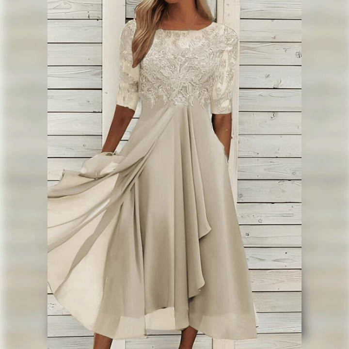 "Elegante damesjurk Liv in tijdloze stijl, voorkant zichtbaar, comfortabele pasvorm met subtiele accenten, ideaal voor elke g