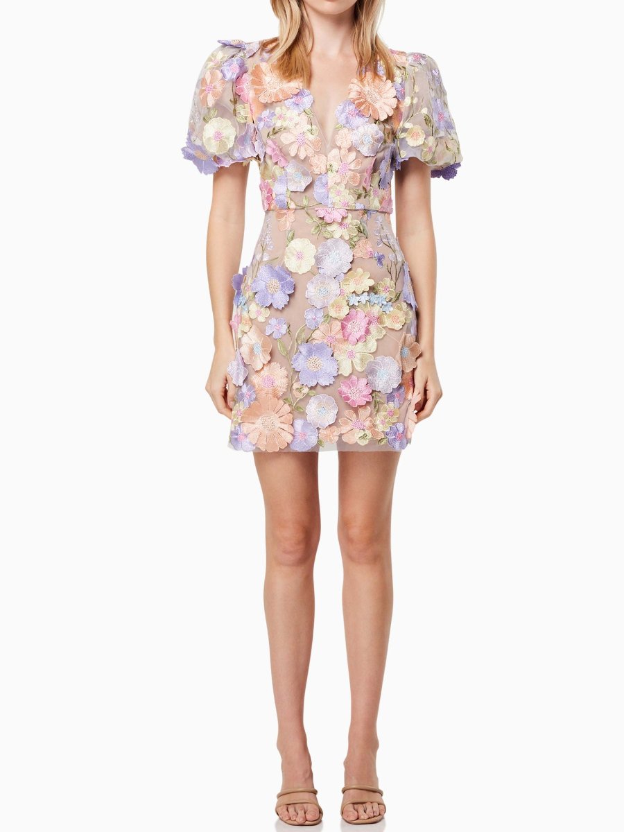 "Elegante damesjurk met pastel bloemenprint, comfortabele pasvorm, perfect voor dagelijks en speciale gelegenheden."