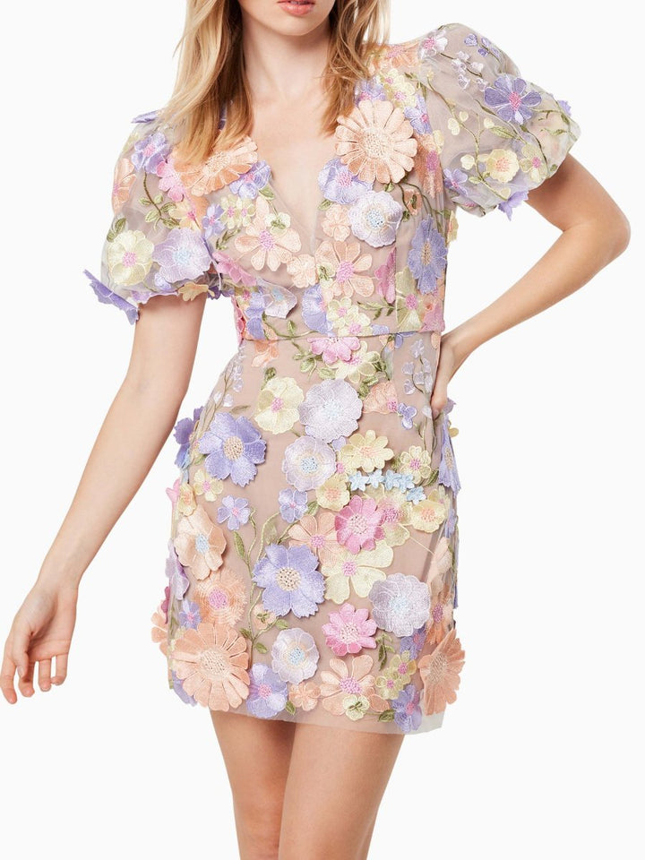 "Elegante damesjurk met pastel bloemenprint, comfortabele pasvorm, perfect voor dagelijks en speciale gelegenheden."