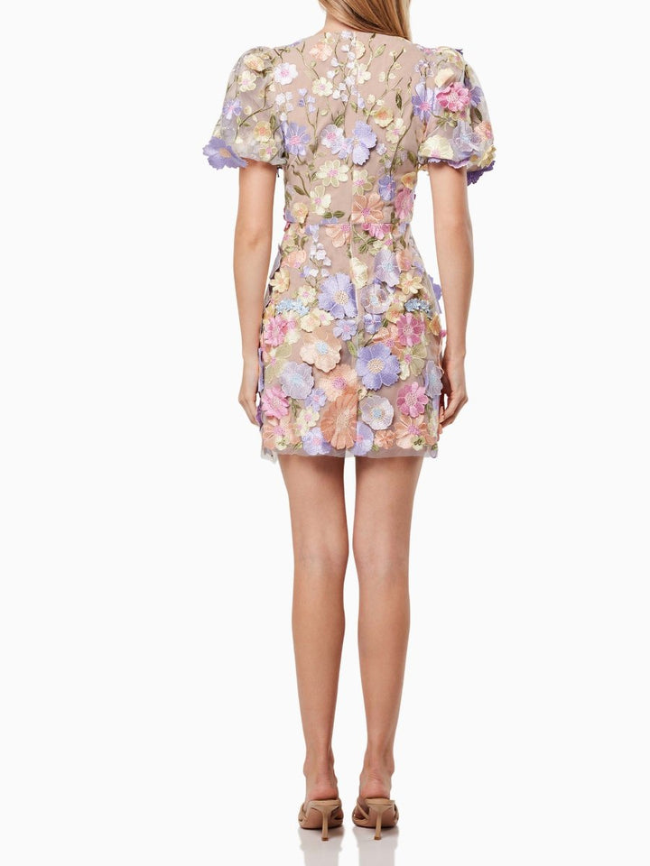 "Elegante damesjurk met pastel bloemenprint, comfortabele pasvorm, perfect voor dagelijks en speciale gelegenheden."