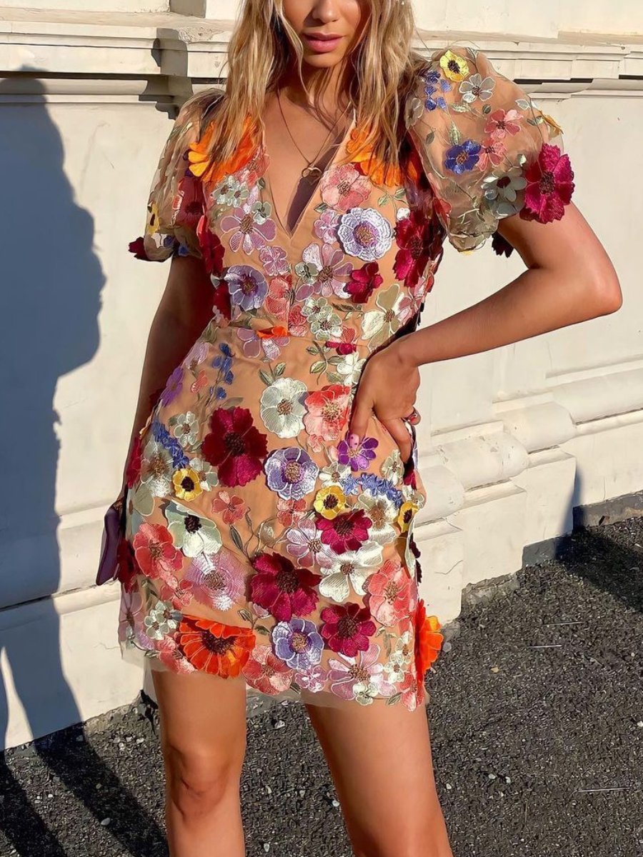 "Elegante damesjurk met pastel bloemenprint, comfortabele pasvorm, perfect voor dagelijks en speciale gelegenheden."