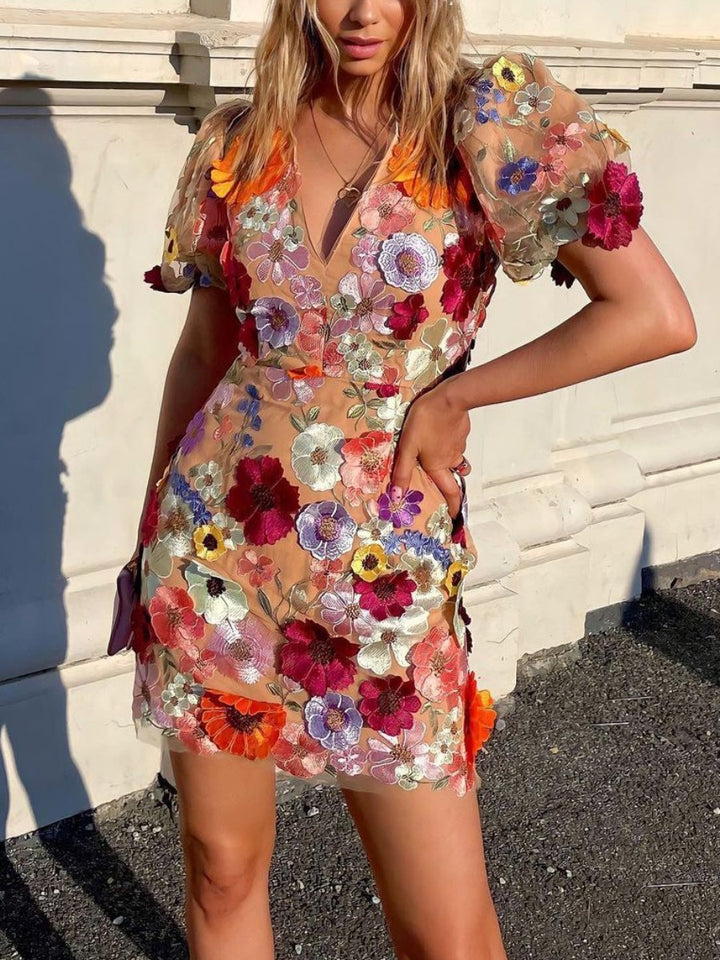 "Elegante damesjurk met pastel bloemenprint, comfortabele pasvorm, perfect voor dagelijks en speciale gelegenheden."