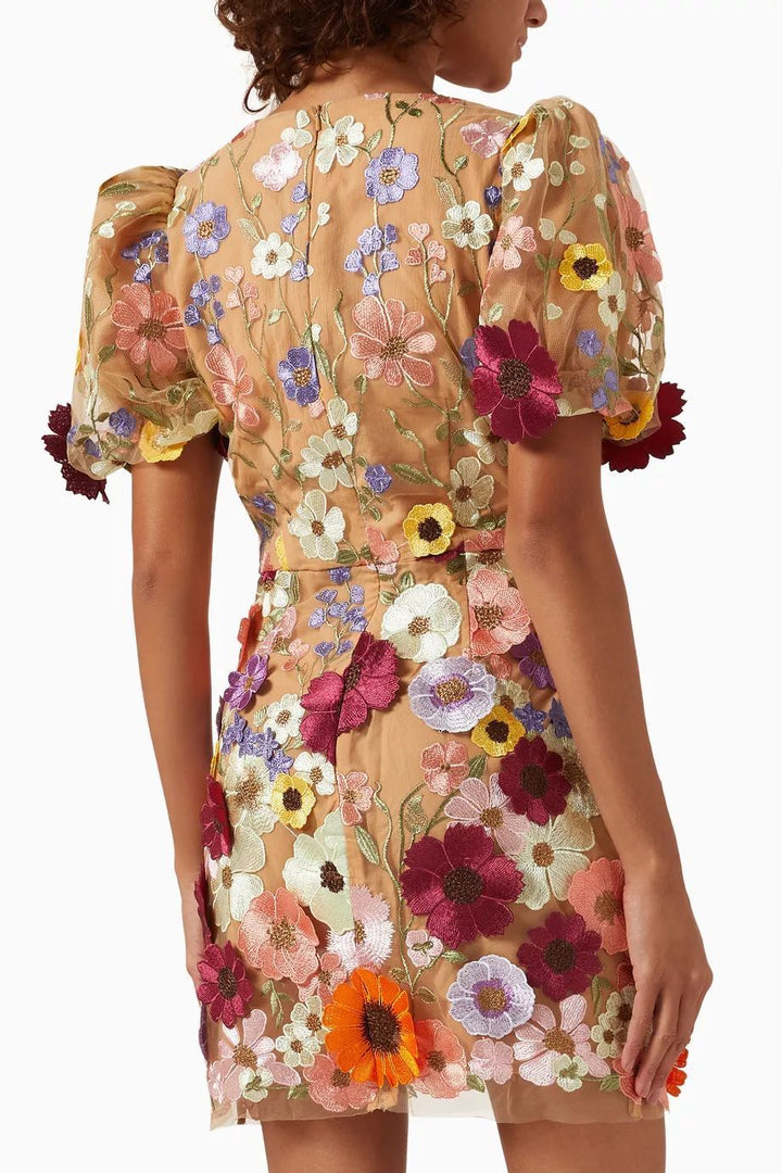 "Elegante damesjurk met pastel bloemenprint, comfortabele pasvorm, perfect voor dagelijks en speciale gelegenheden."
