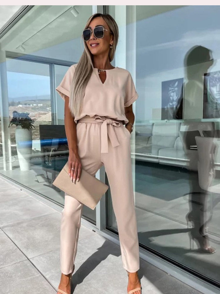 "Elegante Elara jumpsuit V-hals, trendy en comfortabel in donkerroze, elastische taille en luchtige broekspijpen."
