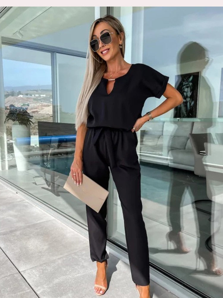"Elegante Elara jumpsuit V-hals, trendy en comfortabel in donkerroze, elastische taille en luchtige broekspijpen."