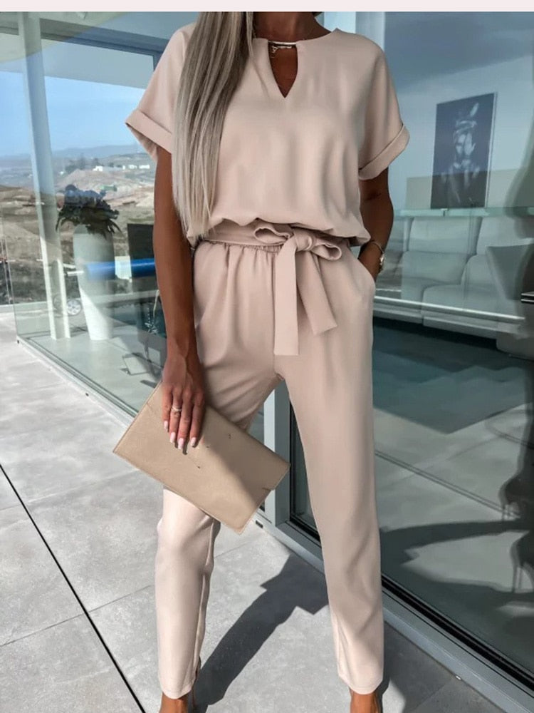 "Elegante Elara jumpsuit V-hals, trendy en comfortabel in donkerroze, elastische taille en luchtige broekspijpen."