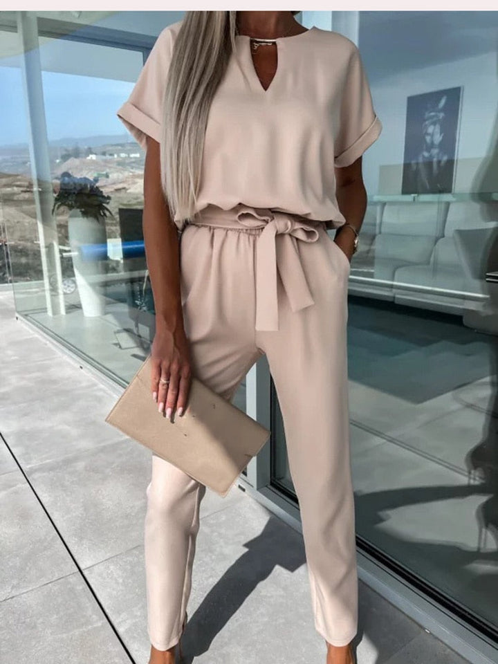 "Elegante Elara jumpsuit V-hals, trendy en comfortabel in donkerroze, elastische taille en luchtige broekspijpen."