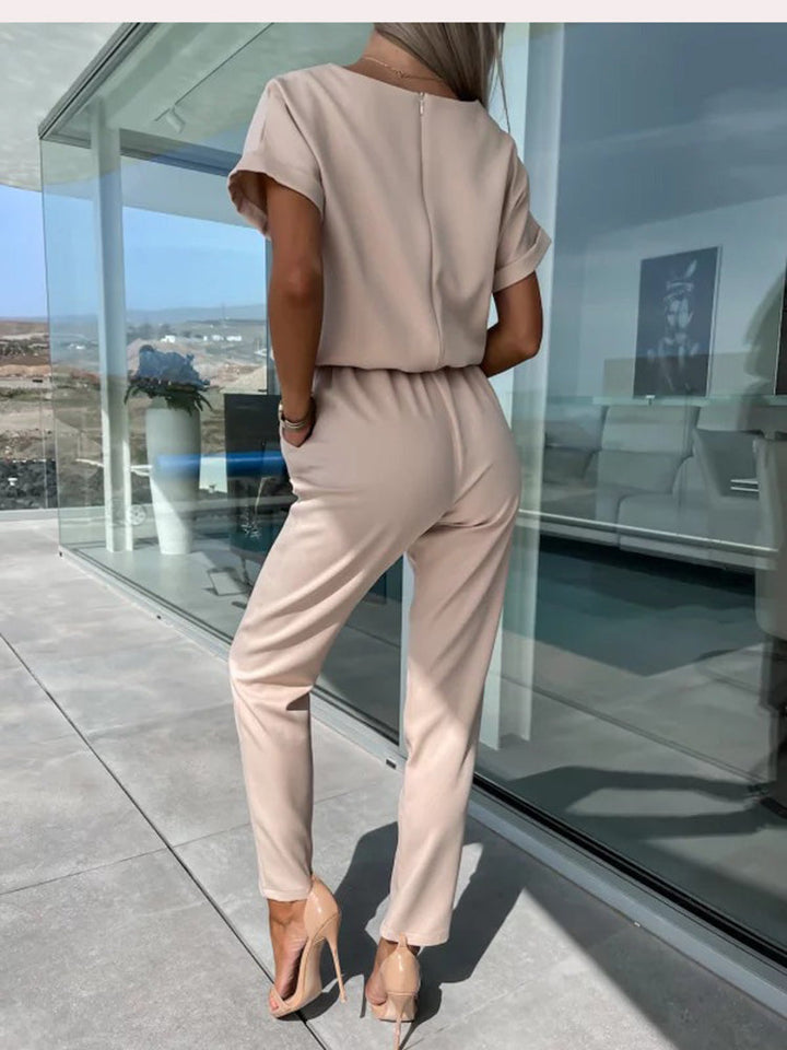 "Elegante Elara jumpsuit V-hals, trendy en comfortabel in donkerroze, elastische taille en luchtige broekspijpen."