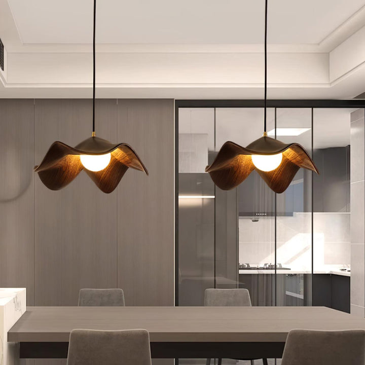 "Elegante ElementBois hanglamp van hout en hars met lotus ontwerp, straalt warme verlichting uit, ideaal voor elke ruimte."