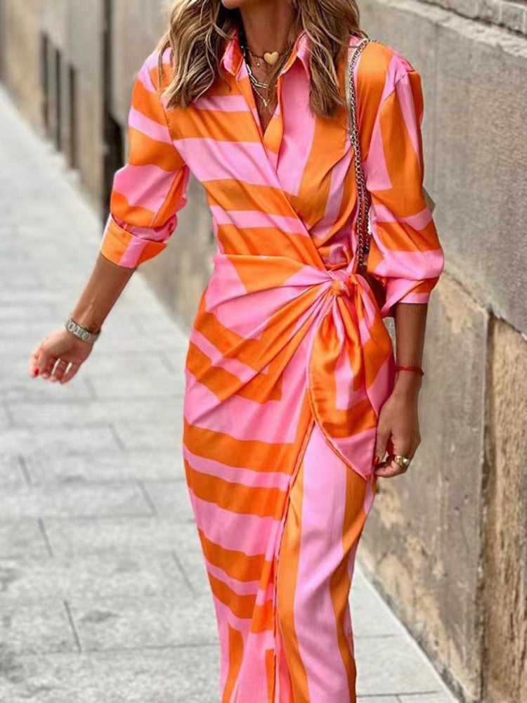 "Elegante Elouise wikkeljurk met kraag in zijdeachtige stof; accentueert taille, perfect voor zomerse gelegenheden."