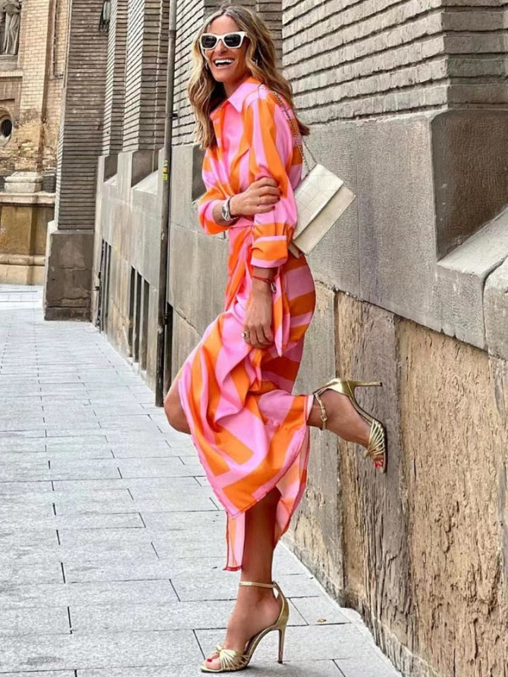 "Elegante Elouise wikkeljurk met kraag in zijdeachtige stof; accentueert taille, perfect voor zomerse gelegenheden."