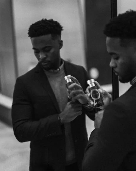 "Elegante fles Feromoon After Shave met verfijnde geur voor mannen, ontworpen om zelfvertrouwen en aantrekkingskracht te verg