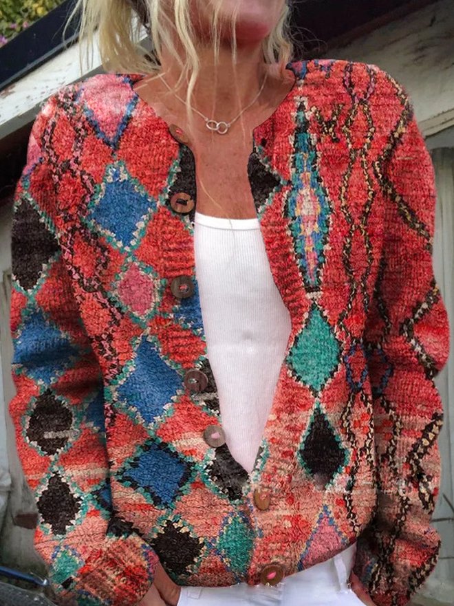 "Elegante gebreide damescardigan met bloemenprint en knoopdetails, ideaal voor stijl en comfort in koel weer."