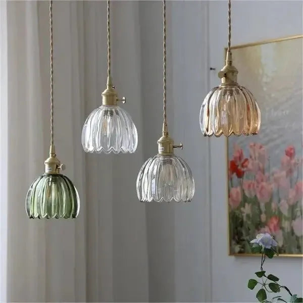 "Elegante glazen bloemvormige hanglamp met modern design en sfeervol licht, E27 fitting, in amberkleur."