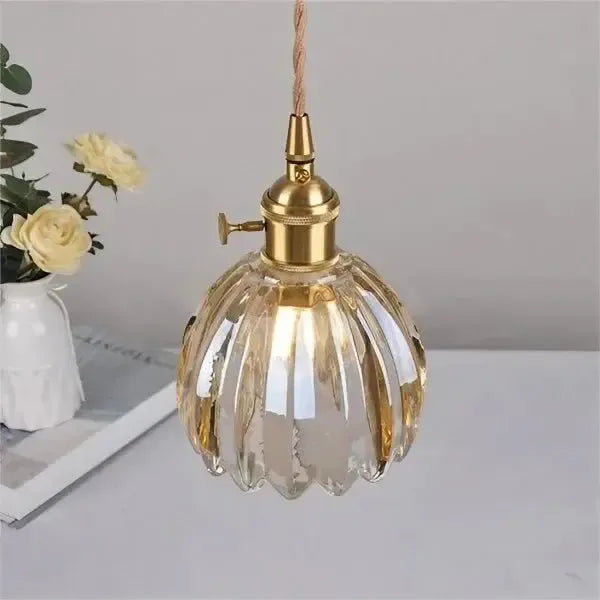 "Elegante glazen bloemvormige hanglamp met modern design en sfeervol licht, E27 fitting, in amberkleur."