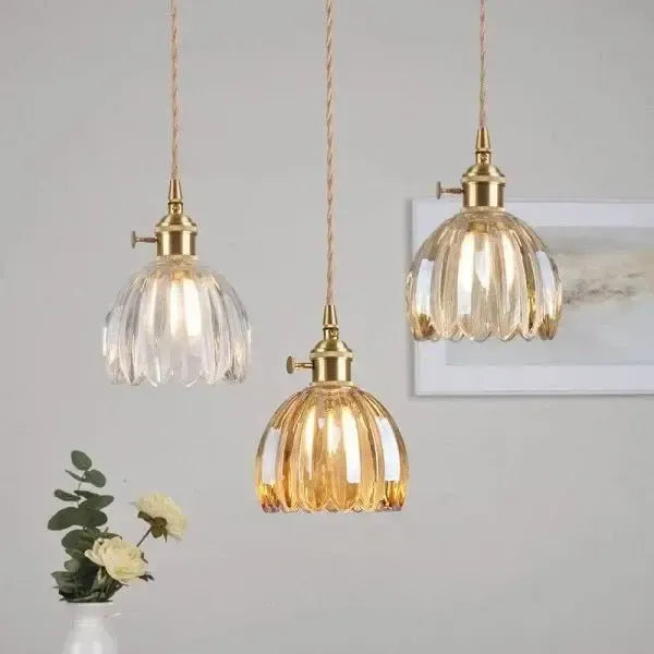 "Elegante glazen bloemvormige hanglamp met modern design en sfeervol licht, E27 fitting, in amberkleur."